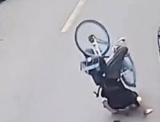 骑行中自动落锁竟因一码多车违投，共享单车为赚钱将用户生命当儿戏？