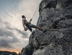 拼多多2025Q3：黄金时代落幕？更像是攒钱过冬