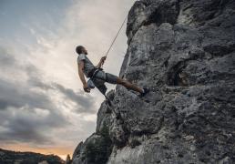 拼多多2025Q3：黄金时代落幕？更像是攒钱过冬