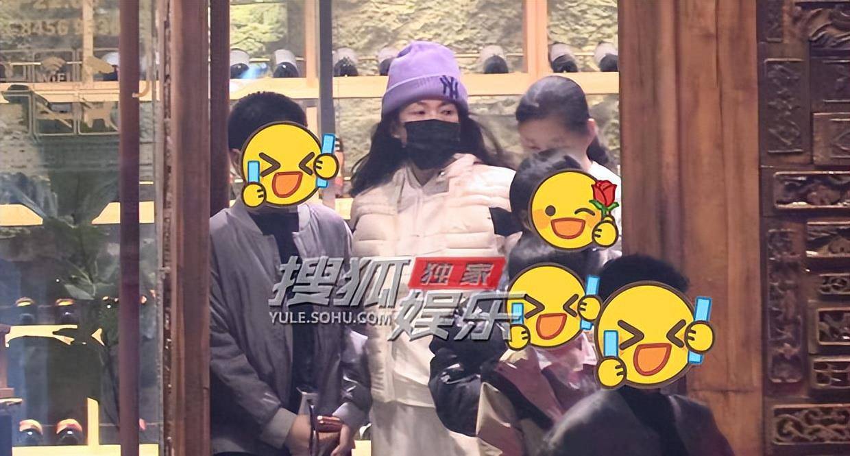 章子怡带孩子聚餐吃烤肉饭后陪娃玩沉浸式游戏