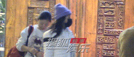 章子怡带孩子聚餐吃烤肉饭后陪娃玩沉浸式游戏