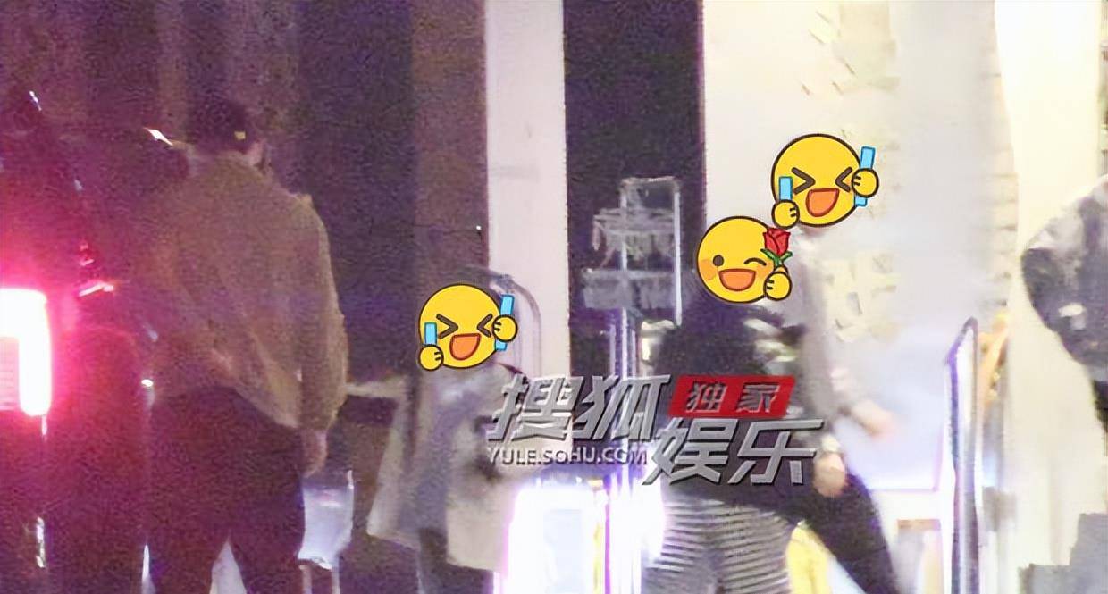 章子怡带孩子聚餐吃烤肉饭后陪娃玩沉浸式游戏