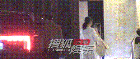 章子怡带孩子聚餐吃烤肉饭后陪娃玩沉浸式游戏